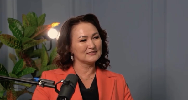 &quot;Тұшпара түйіп саттық&quot;: Журналист Гүлмира Әбіқай бұрын-соңды айтпаған қиын өмірі туралы