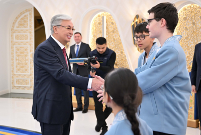 Президент әлем біріншіліктерінде топ жарған жас шахматшылармен кездесті