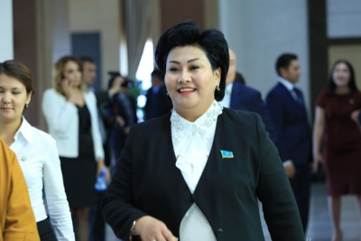 Атырауда пара алғаны үшін сотталған Бақытгүл Хаменова тойда көзге түсті