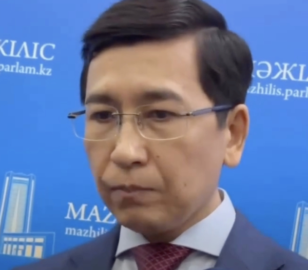 "Үйге келіп, ЖИ-мен жасай салып, мәз болып мұғалімге береді": Асхат Аймағамбетов оқушылардың сабақты ЖИ-мен жасайтыны туралы