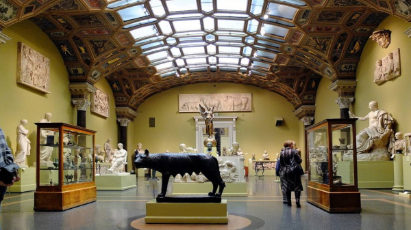 Almaty Museum of Arts мұражайының кіреберісіне Йинки Шонибаренің &quot;Жел мүсіні&quot; орнатылды