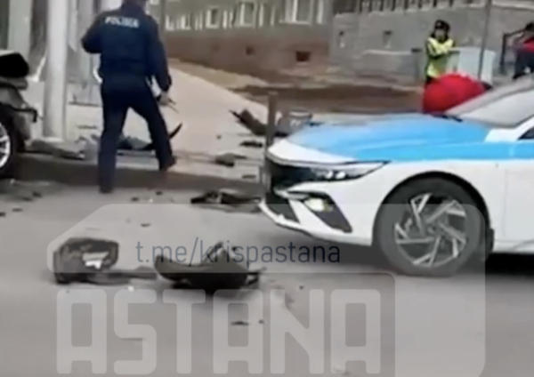 Астанада екі көлік соқтығысып, жолда тұрған екі адамды қағып кетті (ВИДЕО)