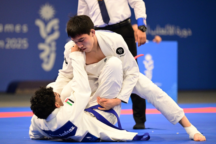 Порно бейнелерді қарау және мастурбациялау