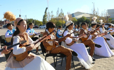 Жүз баланың 100 жылдыққа тартуы