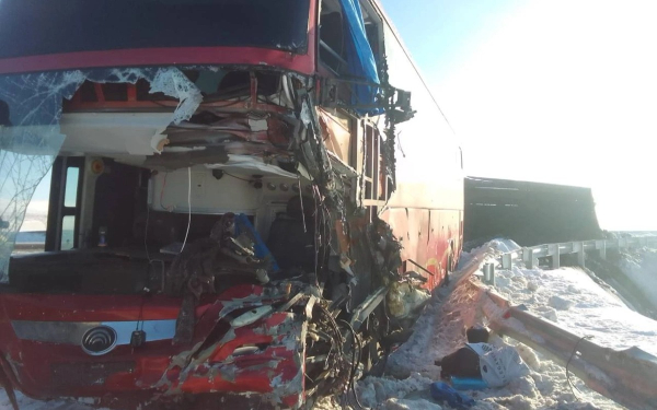 Алматы-Өскемен жолында автобус пен жүк көлігі соқтығысып, жүргізуші қаза тапты