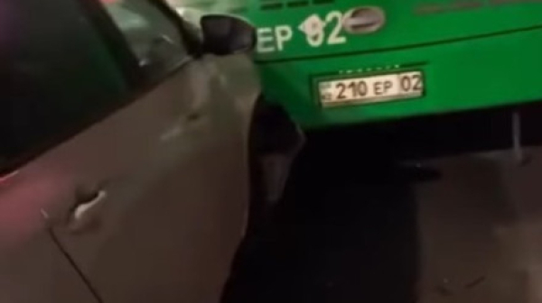 Алматыда бірнеше көлік жол апатына ұшырап, бала зардап шекті