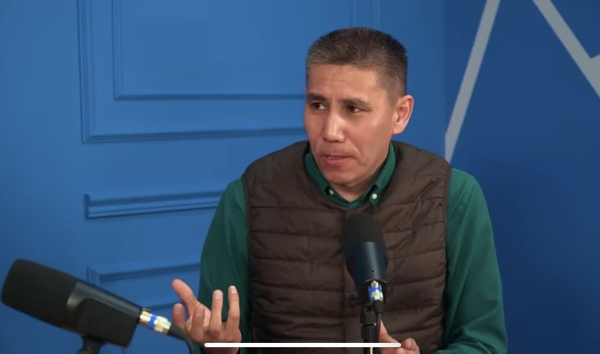 «Бөтен тілді үйретпей қоя тұр»: Санжар Керімбай бала 13 жасқа толғанша қазақша өсірген дұрыс екенін айтты (ВИДЕО)