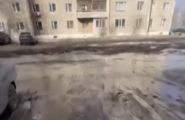 Семей әкімдігінің уәдесіне сенген жұрт батпақ кешіп келеді