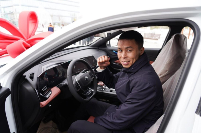 Екі дүркін әлем чемпионы Сәкен Бибосынов пен каратэші Әсел Қанайға автокөлік сыйға берілді