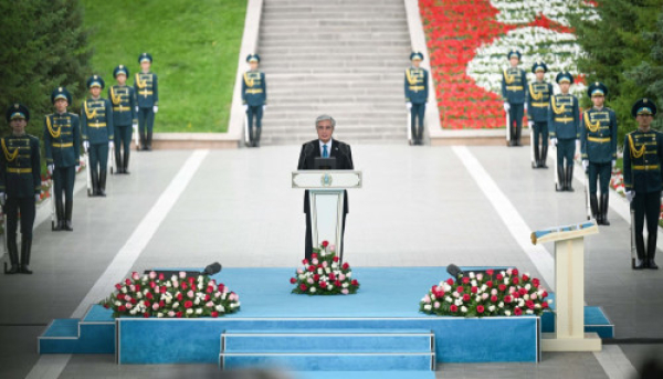 Президент Мемлекеттік ту көтеру рәсіміне қатысты