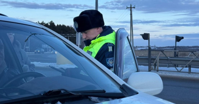Екібастұзда картонға маркермен мемлекеттік нөмір жазып алған жүргізуші ұсталды