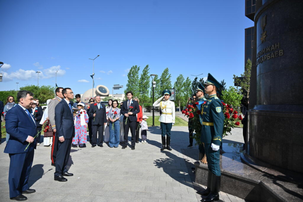 Мәулен Әшімбаев Рақымжан Қошқарбаевтың ескерткішіне гүл шоғын қойды
