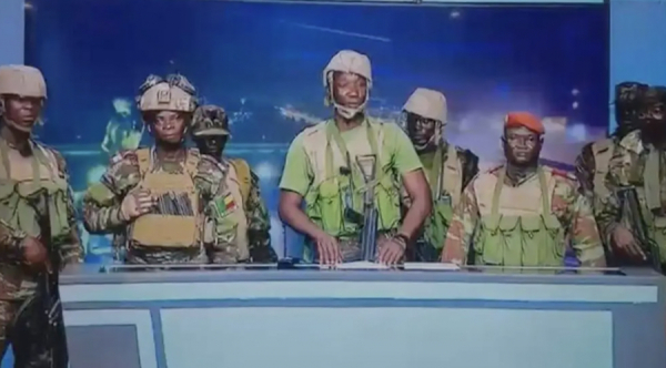 Бенинде әскерилер тобы билікті басып алғанын айтты