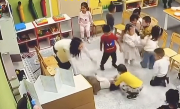 &quot;Жабылып бір баланы ұрған&quot;: Ұлытау облысында шиеттей бүлдіршіндер сәбиді сабап тастады