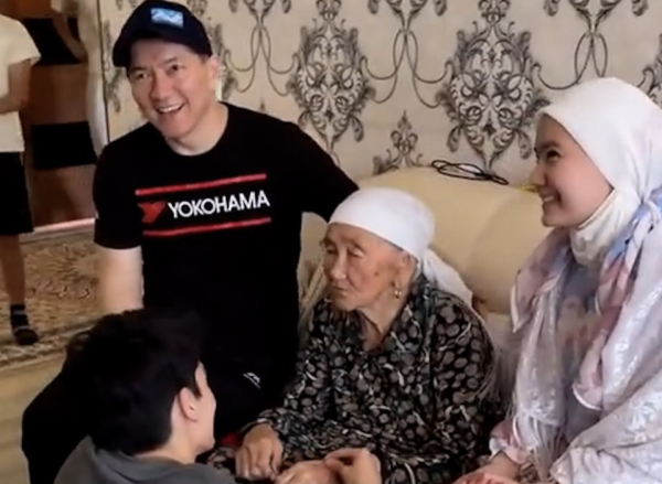 «Келмей жатып төрге шығып алған»: Сәкен Майғазиевтің жас келіні тағы да елдің сынына ұшырады (ВИДЕО)