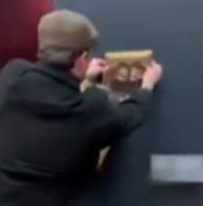 Екі блогер Лувр күзетшілерін алдап, Мона Лиза портретінің жанына өз суреттерін іліп тастады