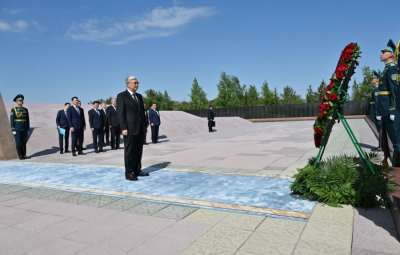 Тоқаев саяси қуғын-сүргін құрбандарының мемориалды-мұражай кешеніне гүл шоғын қойды