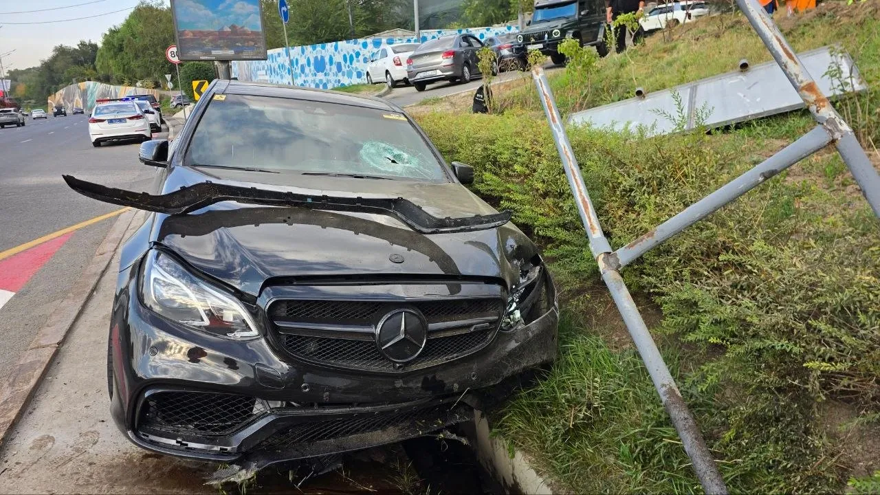 “Агрессивно перестраивался”: водитель Mercedes устроил жесткое ДТП на ВОАД в Алматы