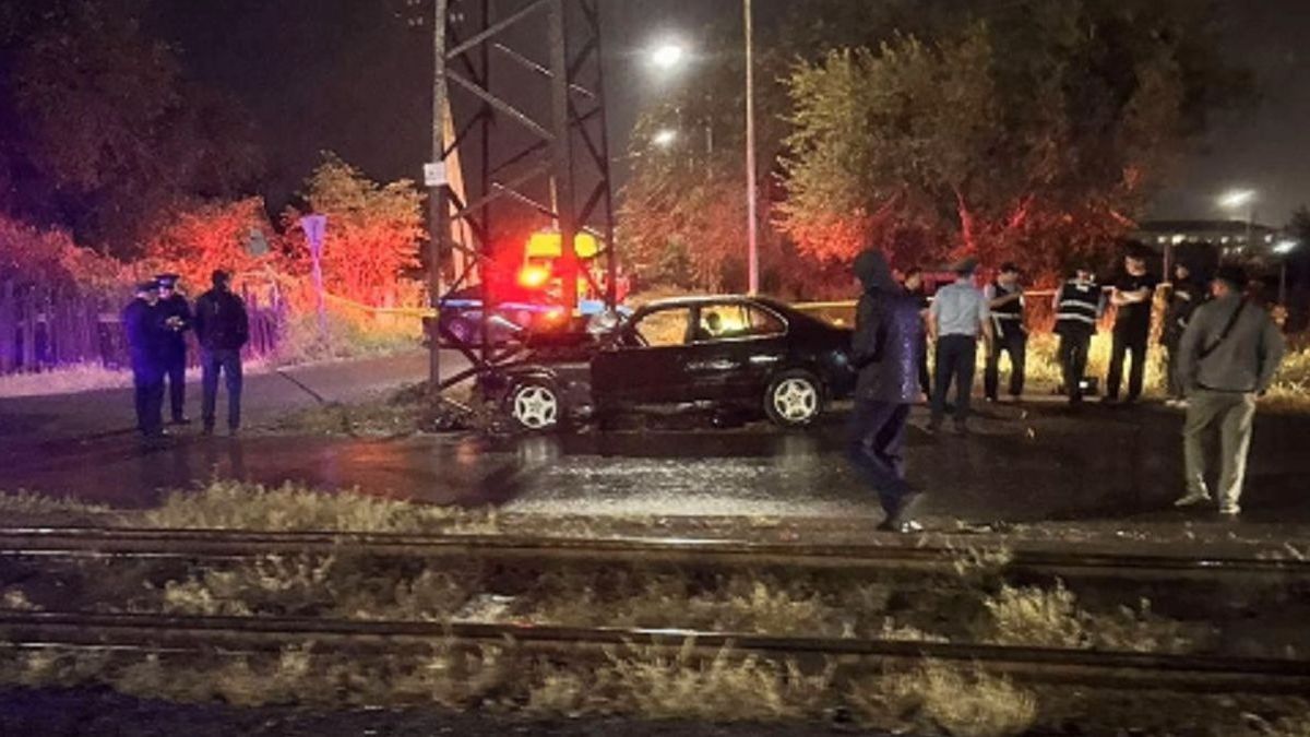 Жезқазғанда BMW бағанаға соғылды: бір жасөспірім қаза тауып, екеуі ауруханаға түсті