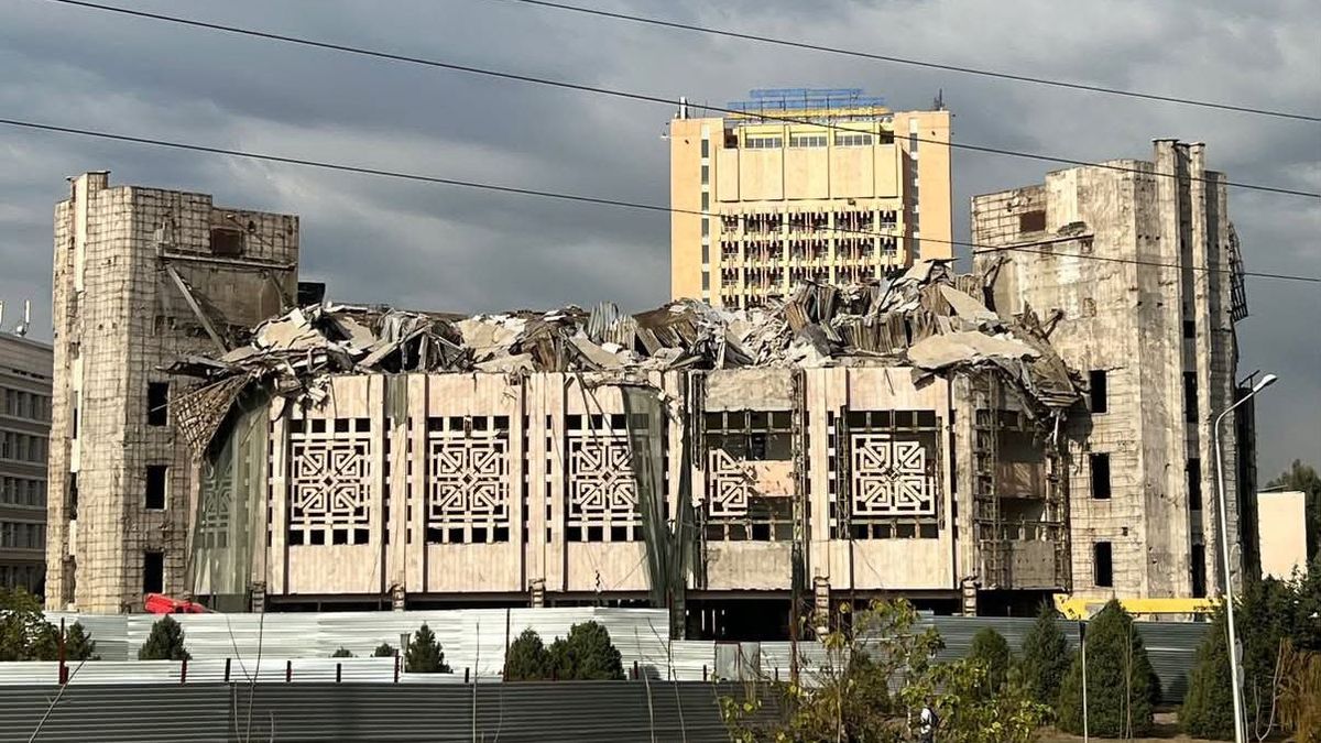 Алматыдағы Студенттер сарайының шатыры опырылды: ҚазҰУ мәлімдеме жасады (фото)