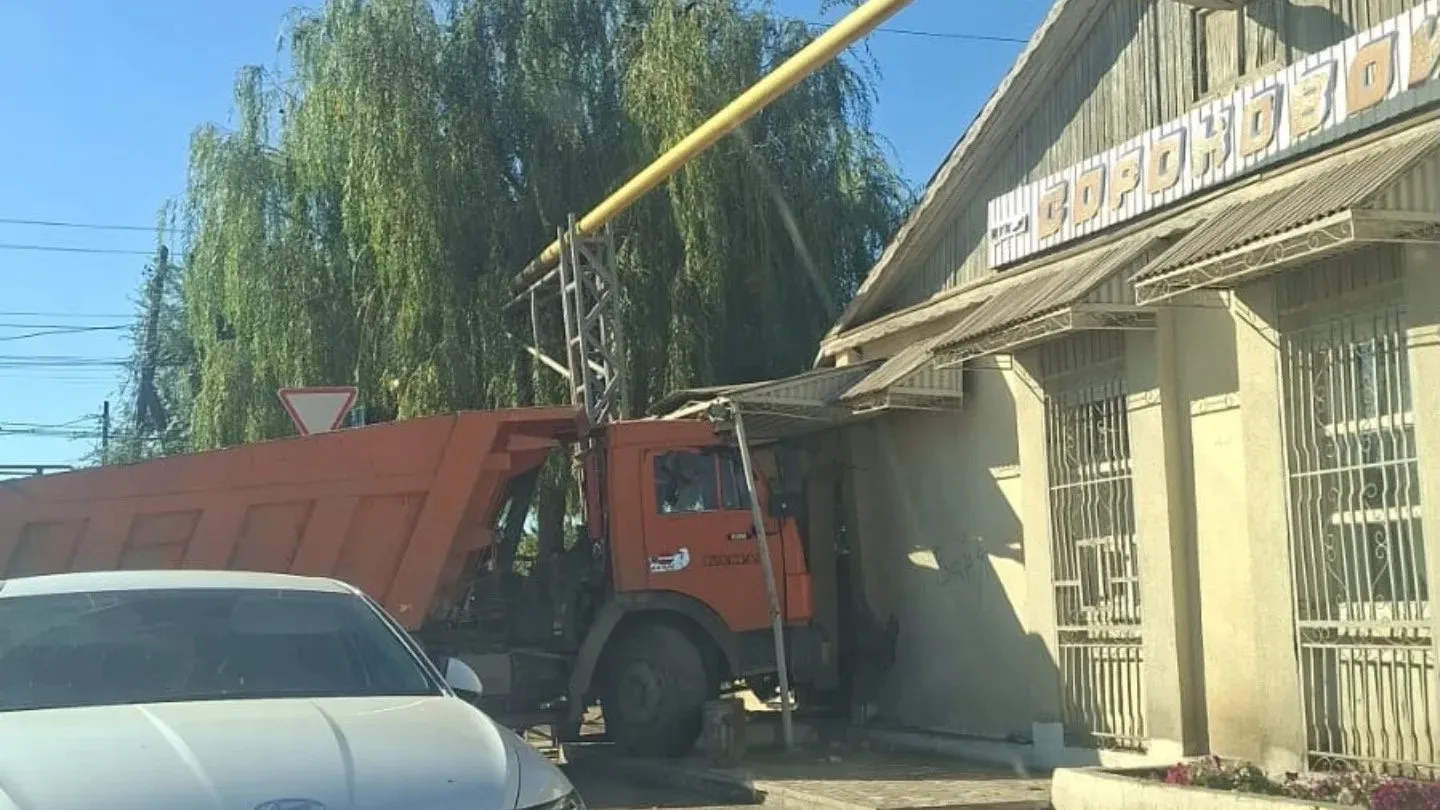 Чудом без жертв – “КамАЗ” на полном ходу въехал в магазин на западе Казахстана