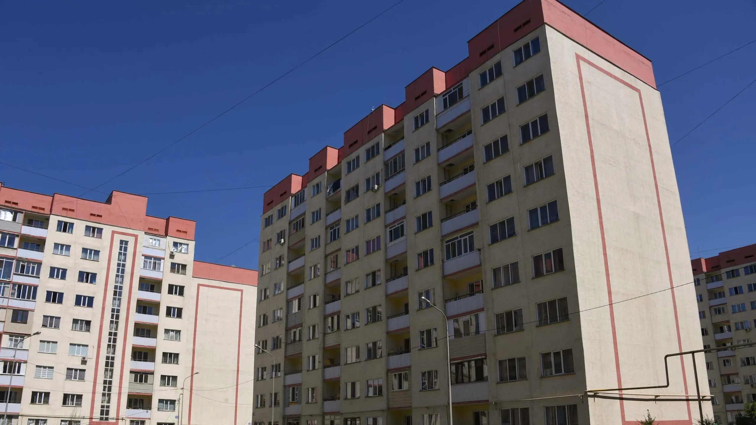 Подсветку огнем устроили жителям одного из ЖК в Алматы
