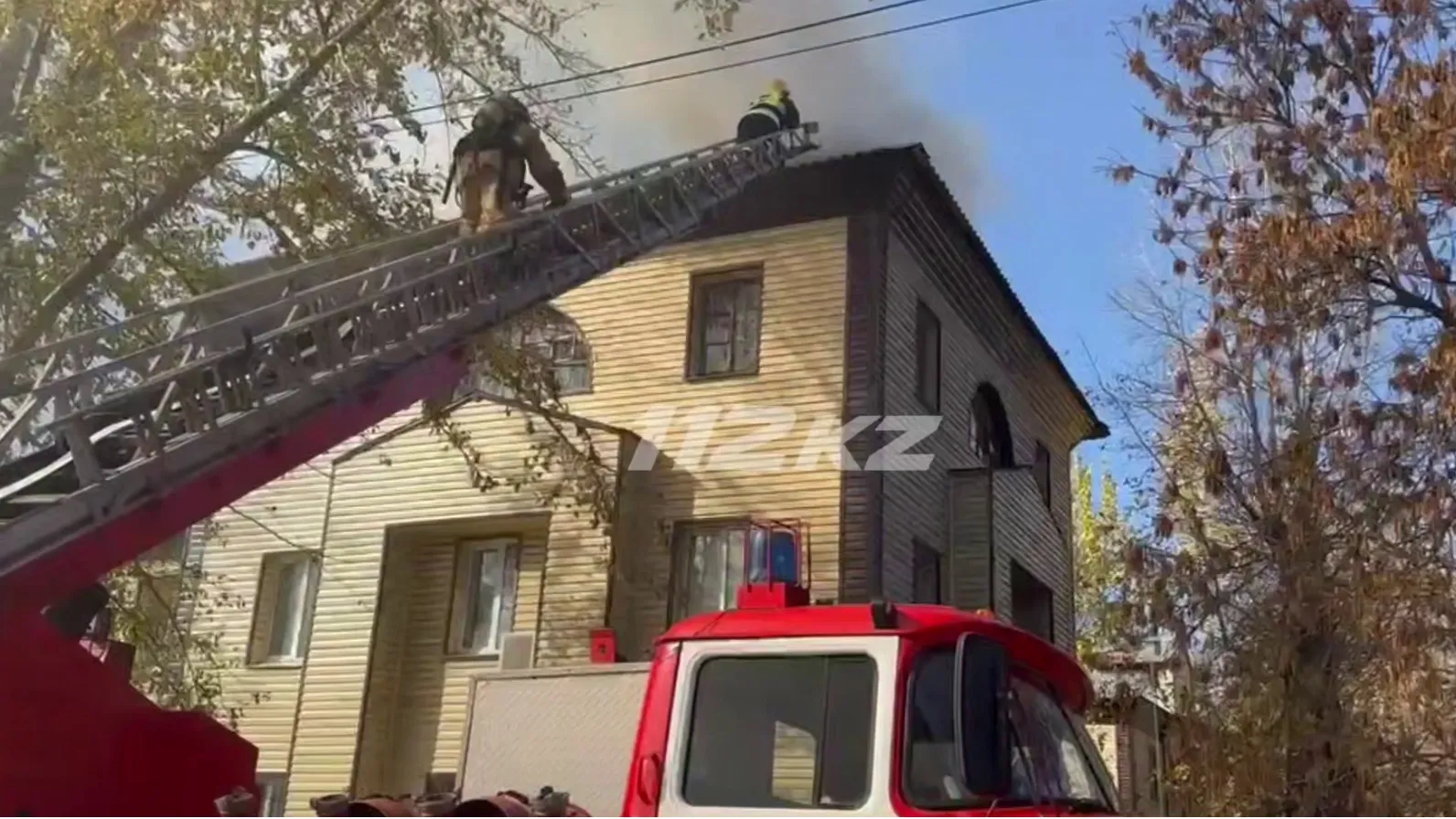Огонь охватил кровлю жилого дома в Усть-Каменогорске: восемь человек эвакуированы