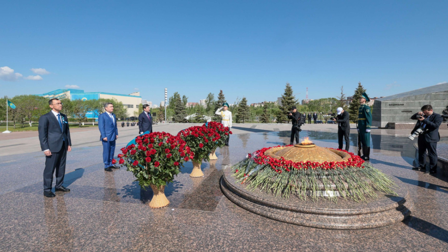Олжас Бектенов, Мәулен Әшімбаев және Ерлан Қошанов соғыс жылдарында құрбан болғандарды еске алды