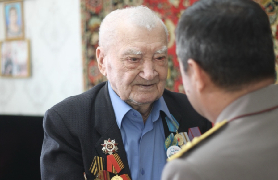 «Бізден кейінгі ұрпақ соғыс көрмесін»: Ғасыр жасаған майдангер Жеңіс күнінде елге тілек айтты