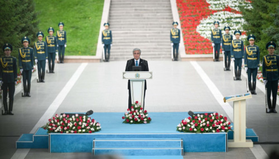 Президент Мемлекеттік ту көтеру рәсіміне қатысты