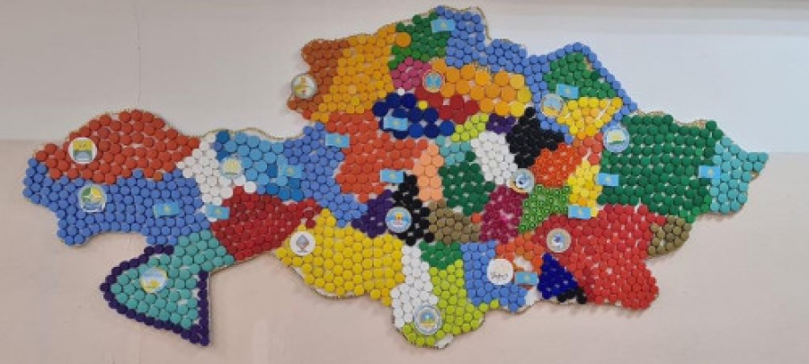 Оқушылар 400-ге жуық бөтелке қақпағынан Қазақстан картасын жасады