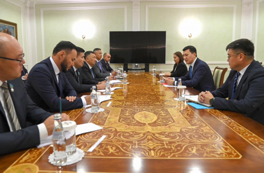 Ерлан Қарин Парламент Мәжілісіндегі фракциялардың жетекшілерімен кездесті