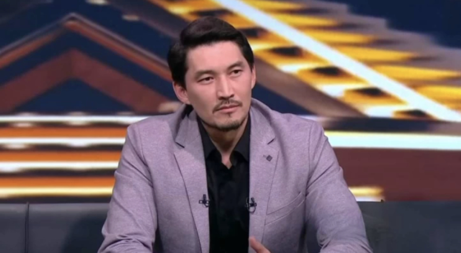 «Ер адам – сұңқар, ал әйел – оның баптаушысы»: актер Әділ Ахметов жұбайы туралы айтты